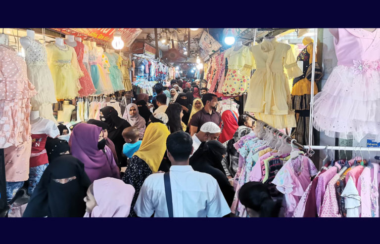 না:গঞ্জে ঈদ ও বৈশাখের কেনাকাটায় উপচে পড়া ভিড়