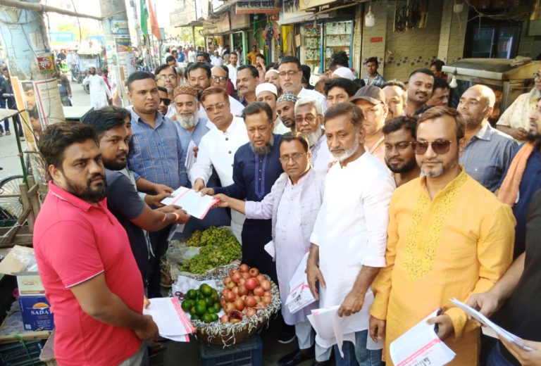 দ্রব্যমূল্যের উর্ধ্বগতির প্রতিবাদে মহানগর বিএনপির লিফলেট বিতরণ