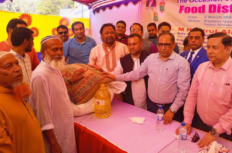 মাহে রমজান উপলক্ষে নুরুজ্জামান জিকুর খাদ্য সামগ্রী বিতরণ