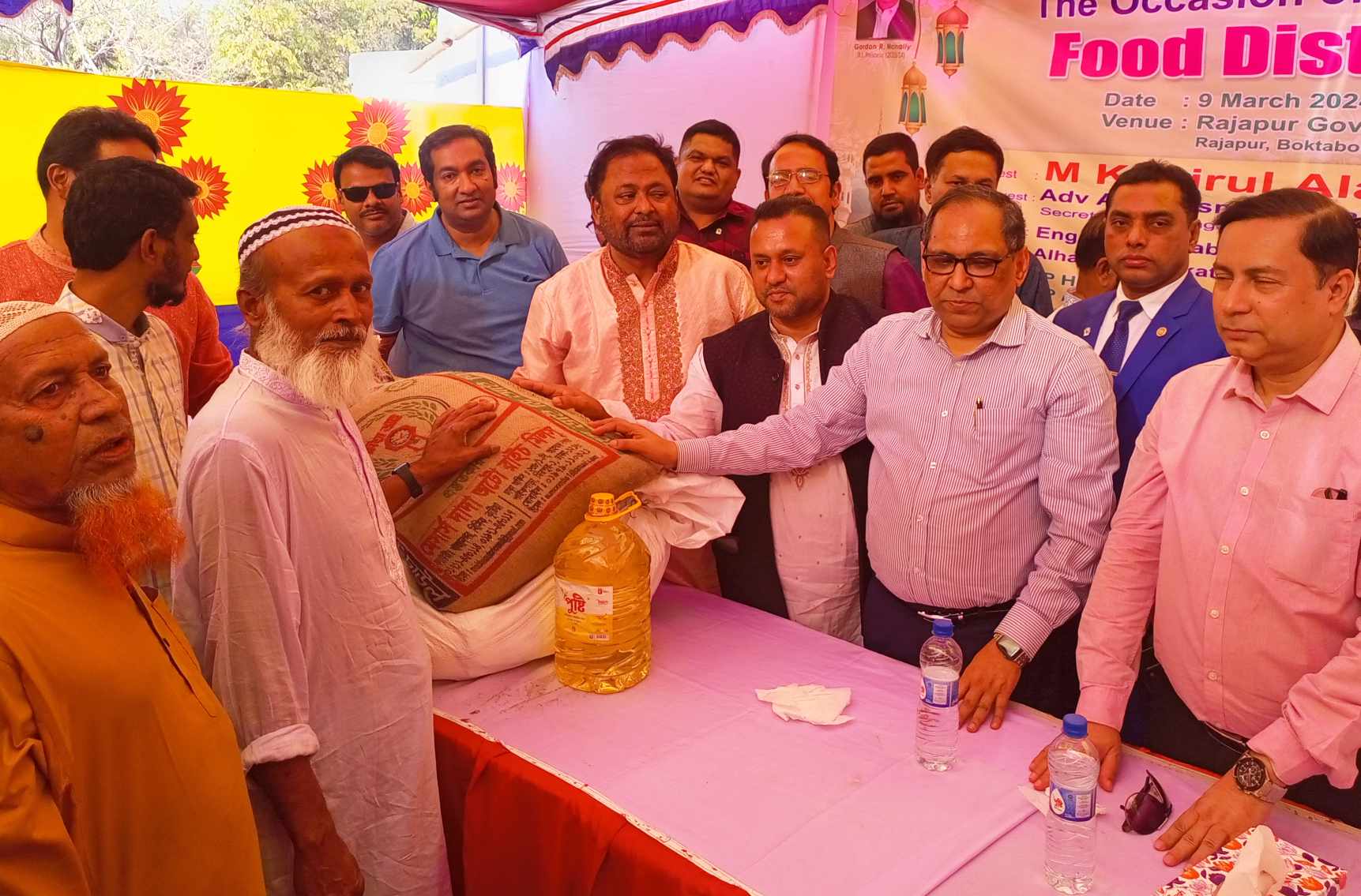 মাহে রমজান উপলক্ষে নুরুজ্জামান জিকুর খাদ্য সামগ্রী বিতরণ