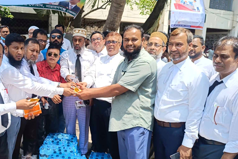 আদালত পাড়ায় আইনজীবী ফোরামের পানি ও স্যালাইন বিতরণ