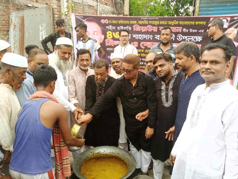 রাসেল ব্যাপারীর উদ্যোগে ২২ নং ওয়ার্ডে রান্না করা খাবার বিতরণ