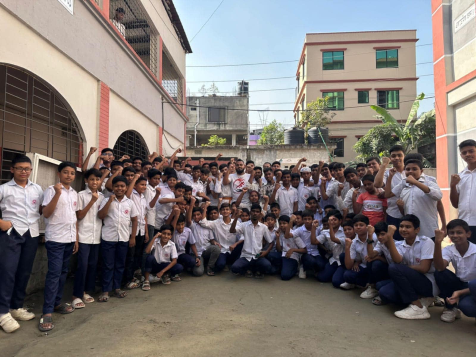 ‘ফিট নারায়ণগঞ্জ’র উদ্যোগে দাপা উচ্চ বিদ্যালয়ে সেল্ফ ডিফেন্স ক্লাস