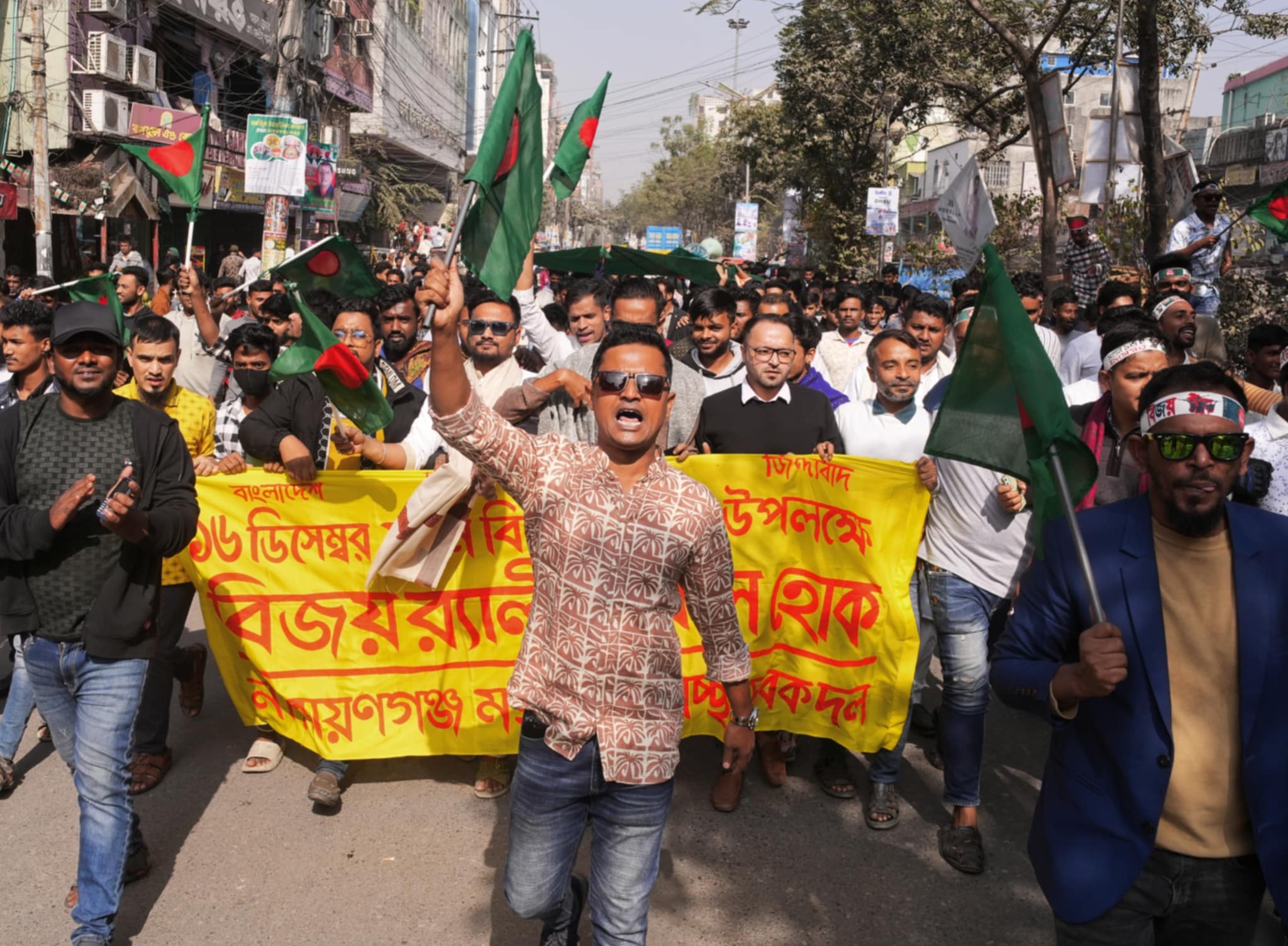 মহান বিজয় দিবসে স্বেচ্ছাসেবক দল নেতা আকাশের নেতৃত্বে বিশাল মিছিল