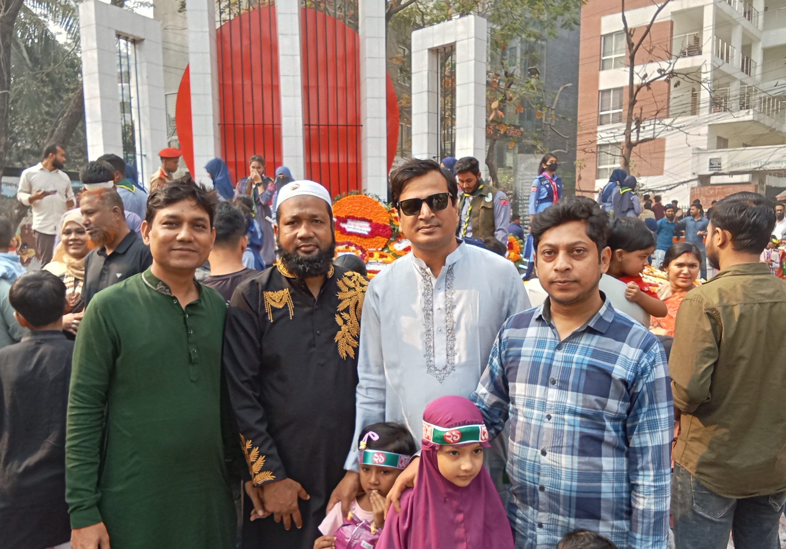 একুশের বীর শহীদদের প্রতি না:গঞ্জ জজ কোর্টের এপিপি বৃন্দের শ্রদ্ধা নিবেদন