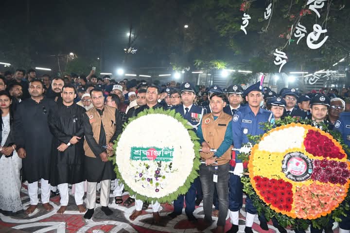 একুশের প্রথম প্রহরে ভাষা শহীদদের প্রতি নারায়ণগঞ্জে সর্বস্তরের শ্রদ্ধা নিবেদন