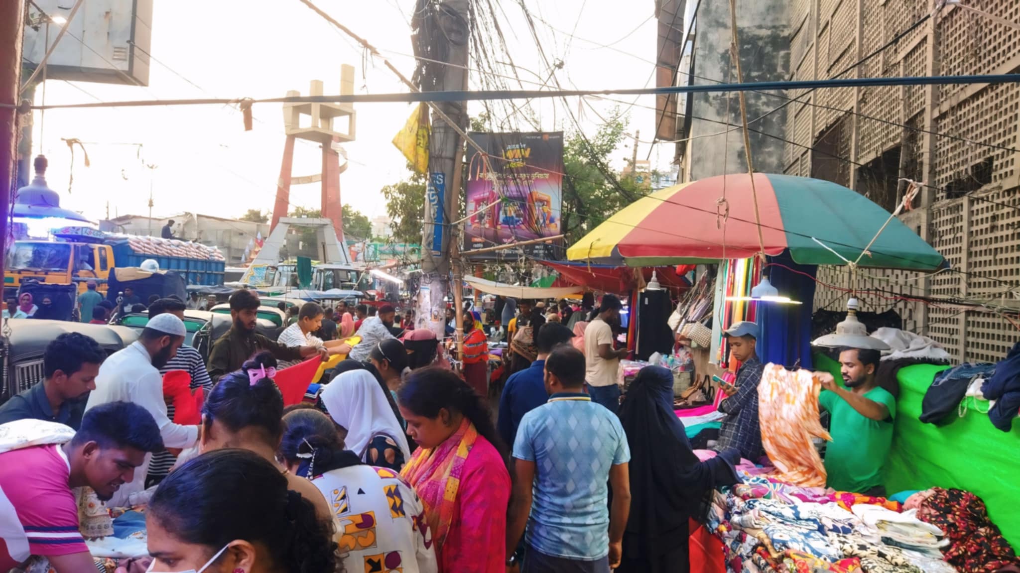 আওয়ামীলীগ নাই, ফুটপাতের চাঁদা কার পকেটে যায়?