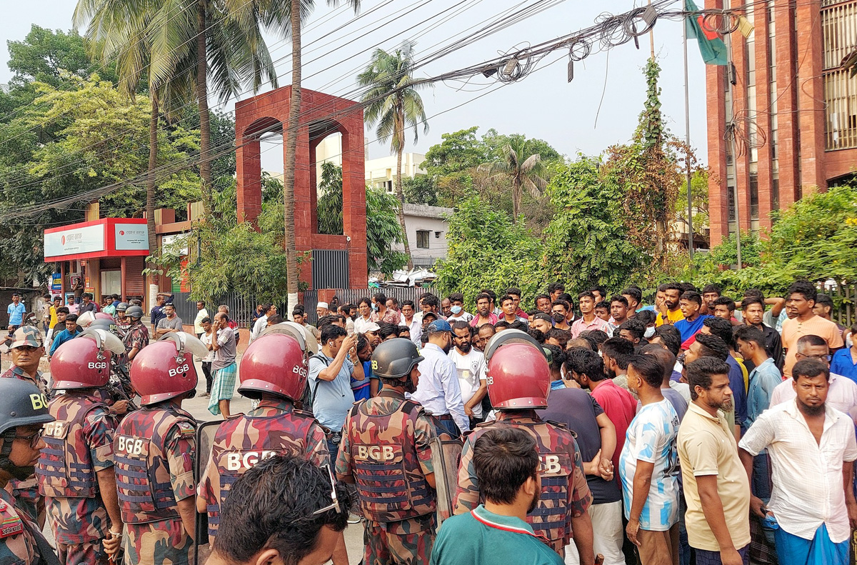 না:গঞ্জ সিটি কর্পোরেশনে অটোচালকদের হামলা