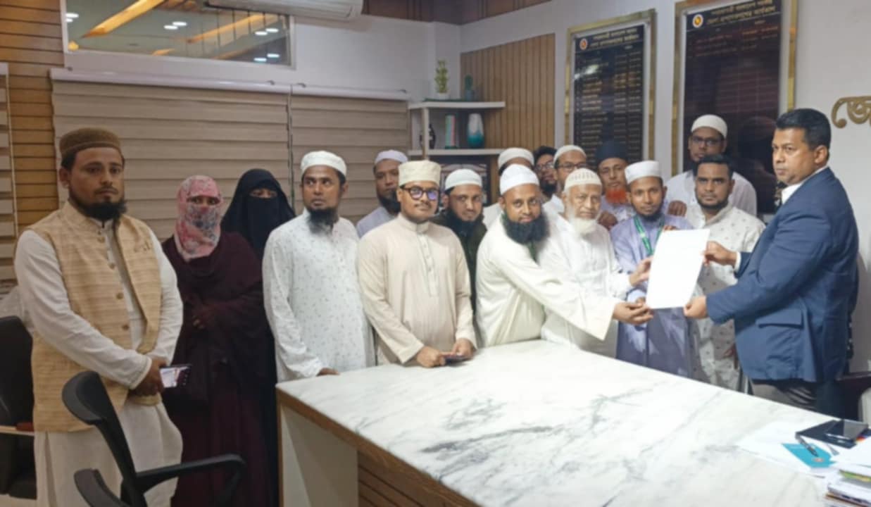 বকেয়া বেতনের দাবীতে মাদ্রাসা শিক্ষকদের ডিসিকে স্মারকলিপি