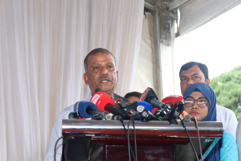 না:গঞ্জের জুলাই শহীদ পরিবারের নিরাপত্তা নিশ্চিতের নির্দেশ দিলেন আসিফ নজরুল