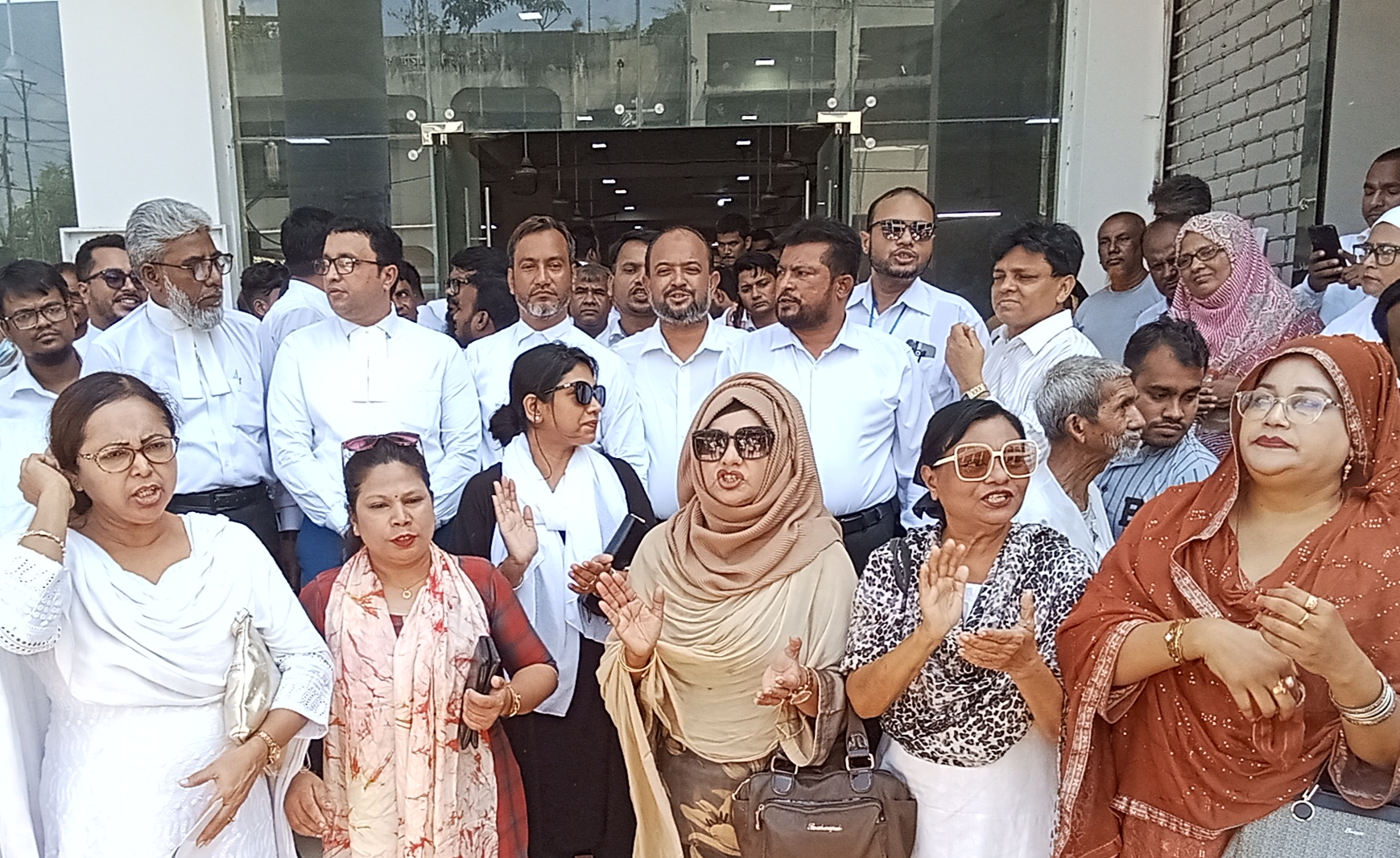 শেষ মুহূর্তের প্রচারণায় ব্যস্ত হুমায়ূন-আনোয়ারের নীল প্যানেল