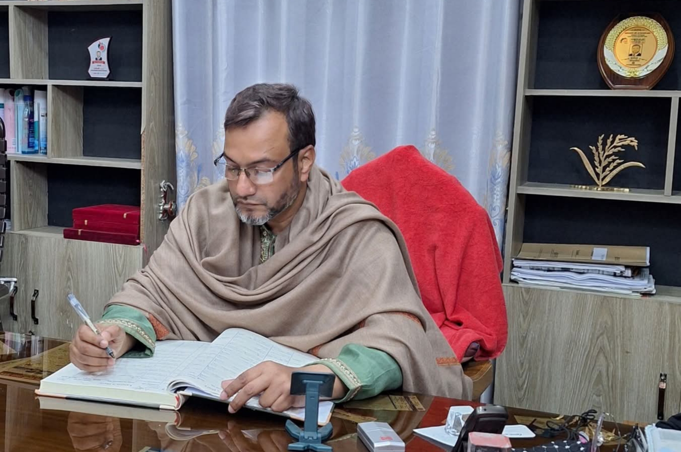 আইনজীবীদের আস্থার প্রতিদান দিচ্ছেন আনোয়ার প্রধান