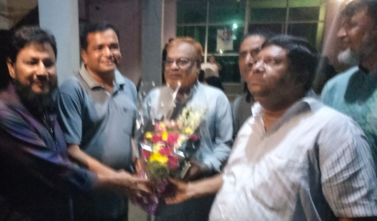 গিয়াসউদ্দিনকে ফুলেল শুভেচ্ছা জানিয়েছেন জেলা বারের সহ-সভাপতি সাদ্দাম হোসেন