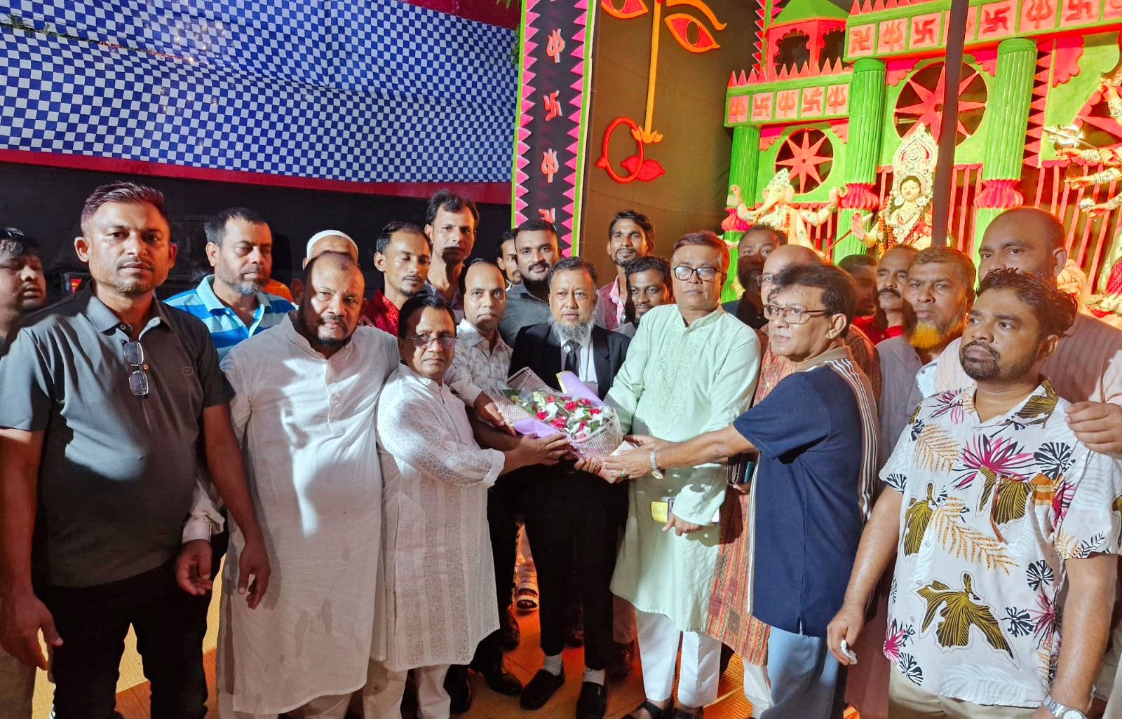 বৈরী আবহাওয়া উপেক্ষা করে পূজামণ্ডপ পরিদর্শনে সাখাওয়াত-টিপু