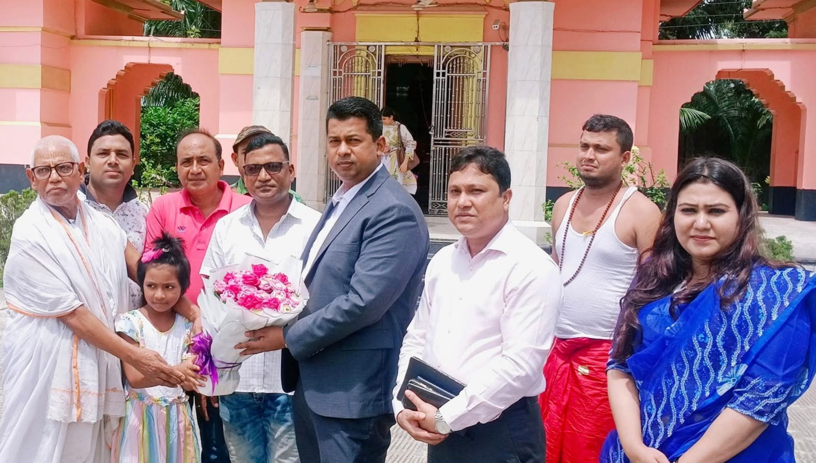 নারায়ণগঞ্জের ঢাকেশ্বরী দেব মন্দির পরিদর্শনে ডিসি