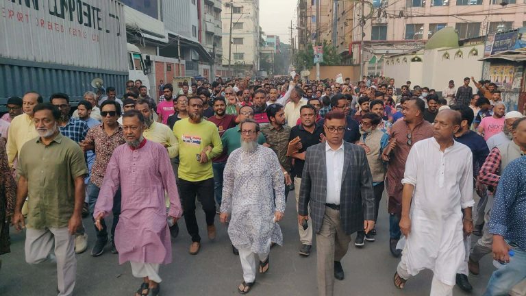 নগরীতে মহানগর বিএনপির লিফলেট বিতরণ