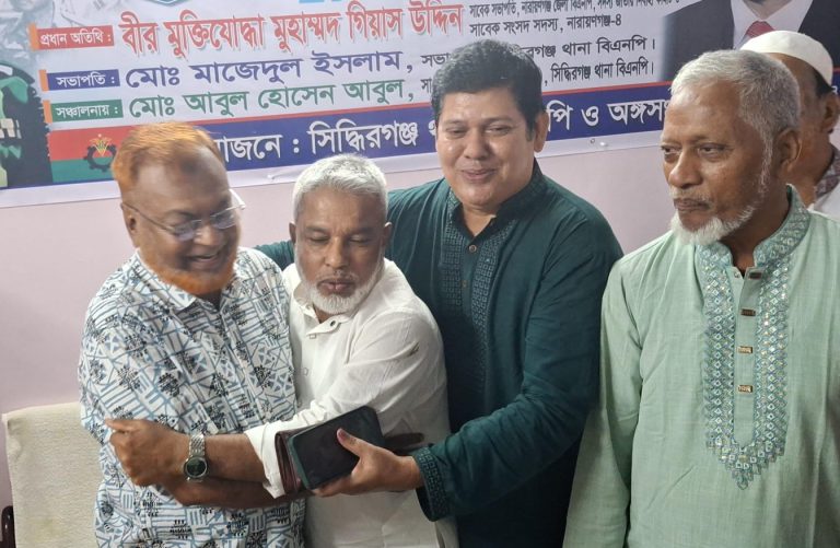 গিয়াসউদ্দিনের বাড়িতে মান্নান, চাইলেন সহযোগিতা