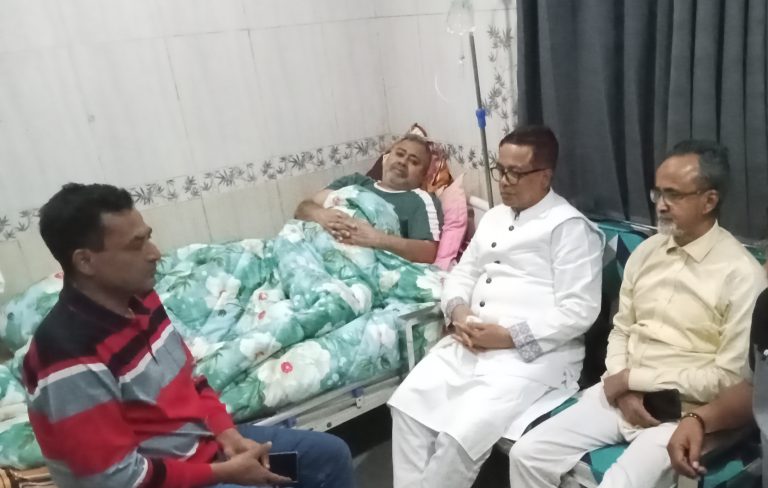 অসুস্থ আনিসুল ইসলাম সানিকে দেখতে হাসপাতালে এডভোকেট সাখাওয়াত