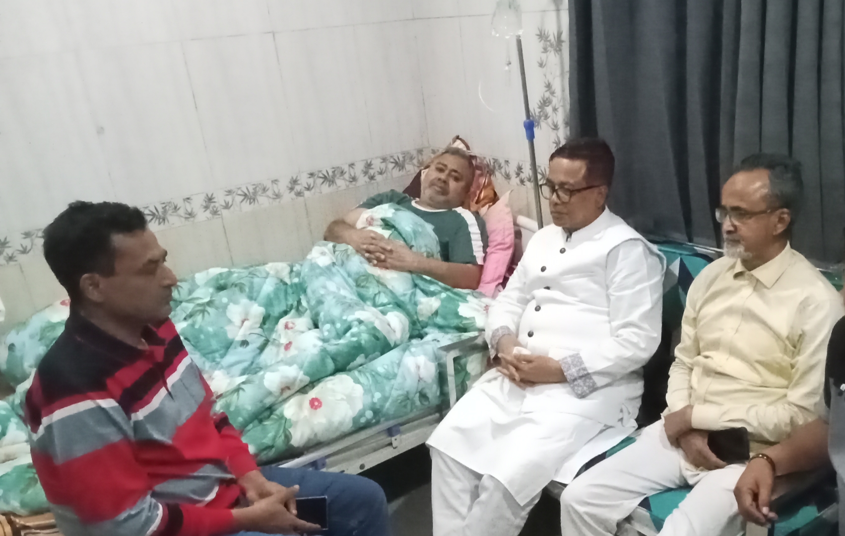 অসুস্থ আনিসুল ইসলাম সানিকে দেখতে হাসপাতালে এডভোকেট সাখাওয়াত