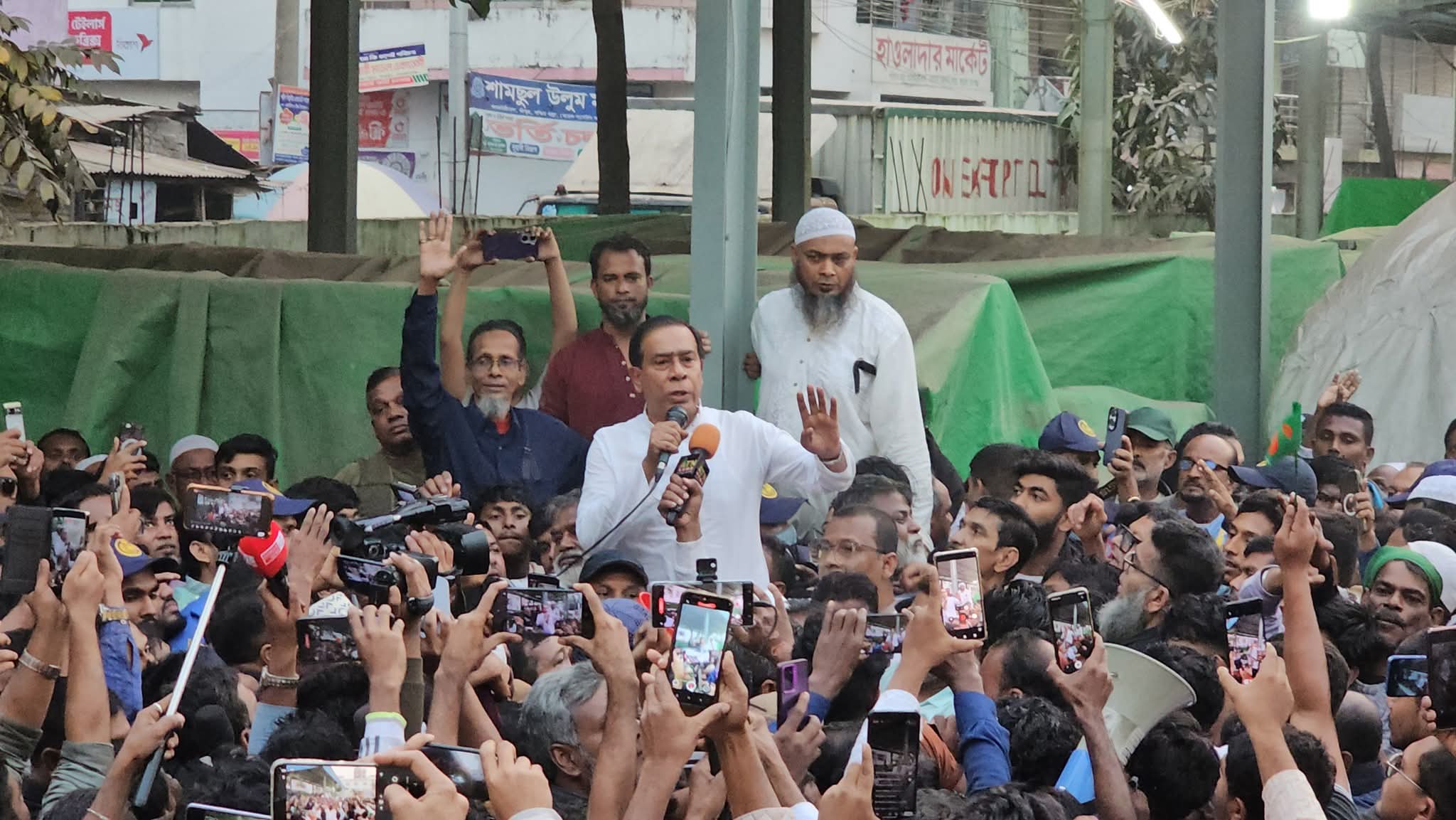 গিরগিটির মতো রং পাল্টাচ্ছেন মডেল মাসুদ!