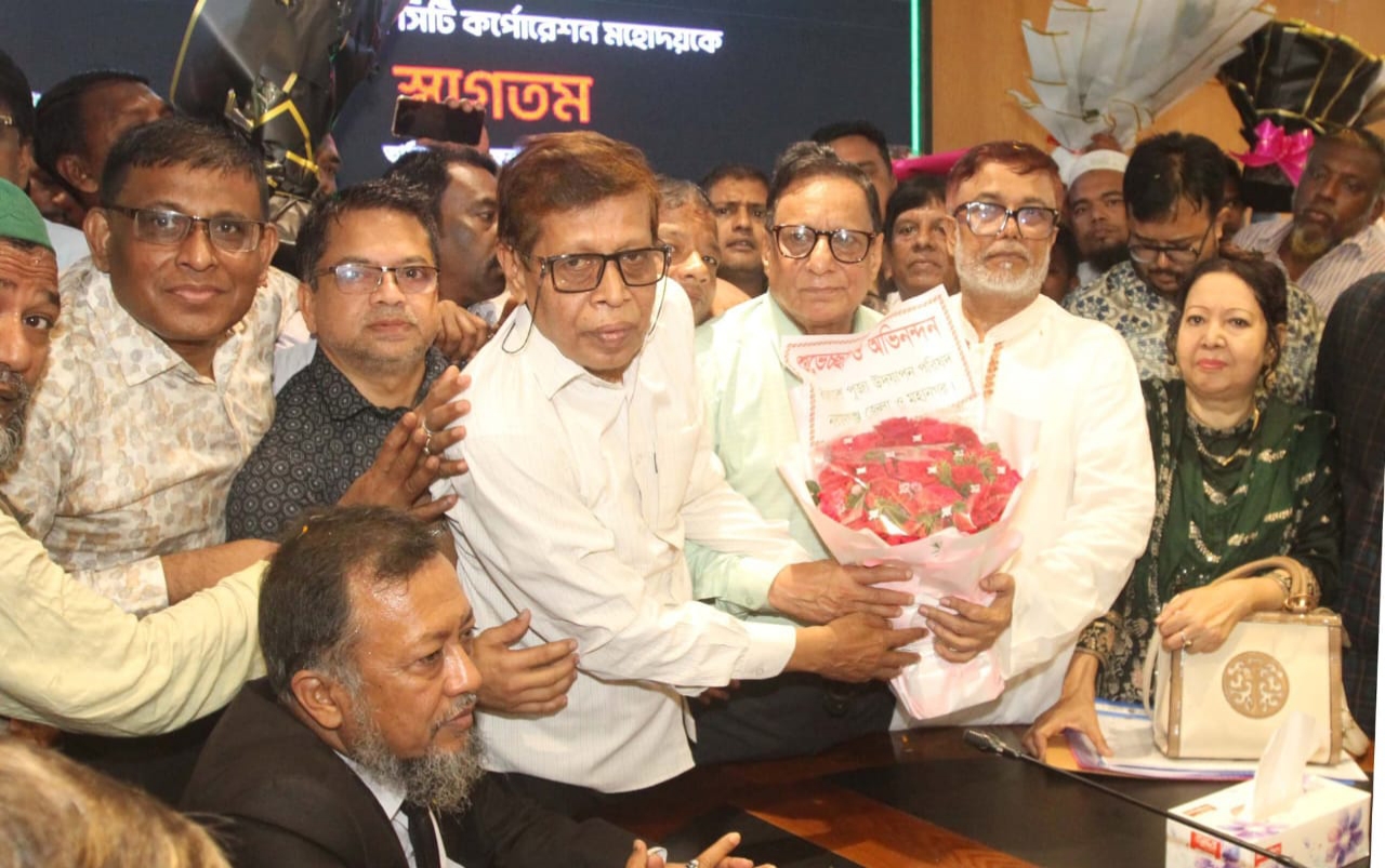 নাসিক প্রশাসক এড. সাখাওয়াতকে পূজা পরিষদের ফুলেল শুভেচ্ছা