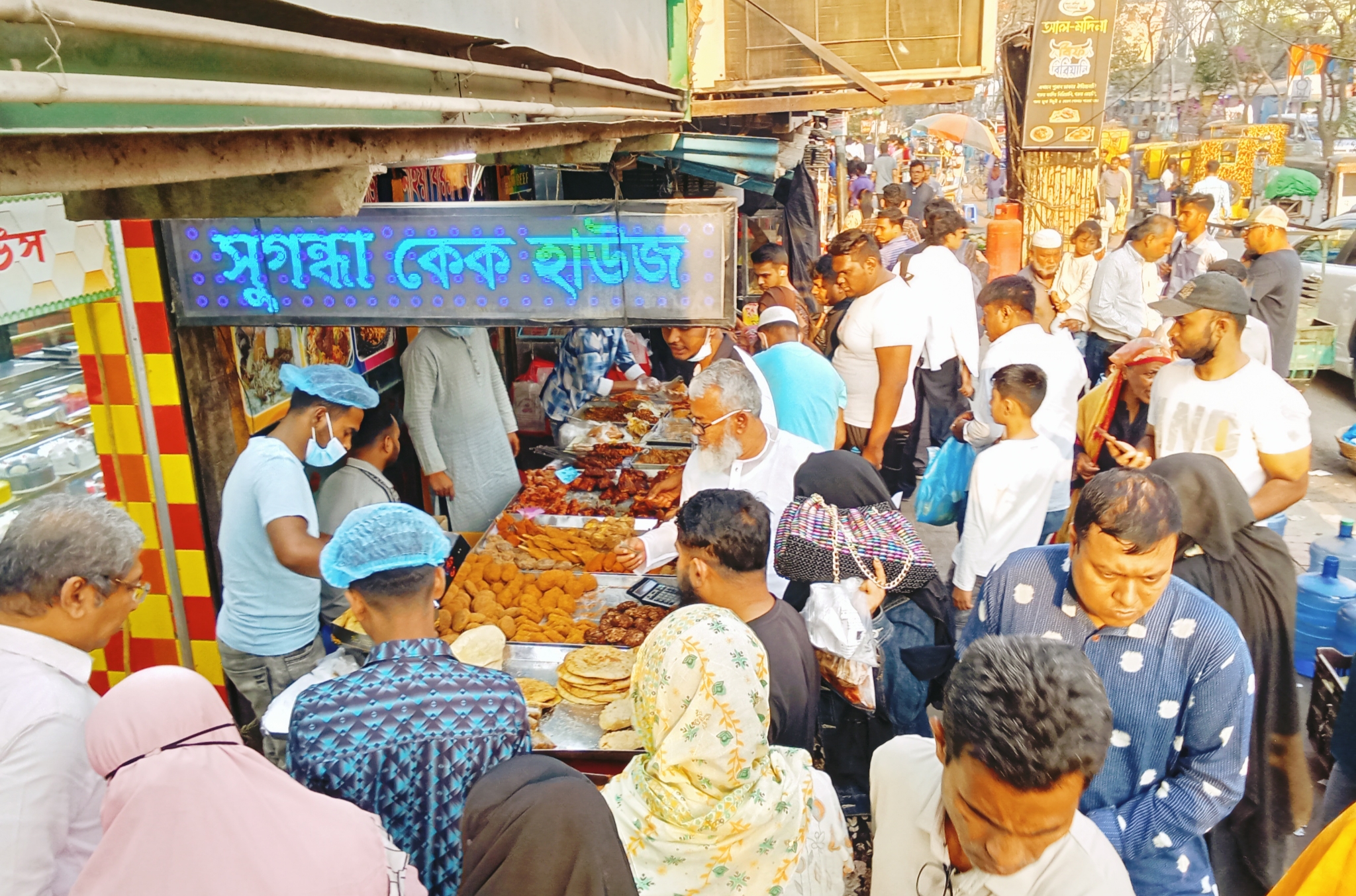 প্রথম রমজানেই চাষাঢ়ায় ফুটপাত দখল করে ইফতার বাজার