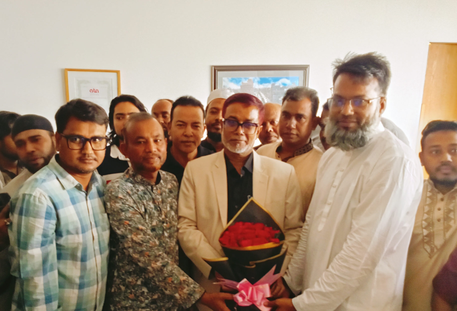 নবনিযুক্ত নাসিক প্রশাসক এড. সাখাওয়াতকে সহিদুলের ফুলেল শুভেচ্ছা