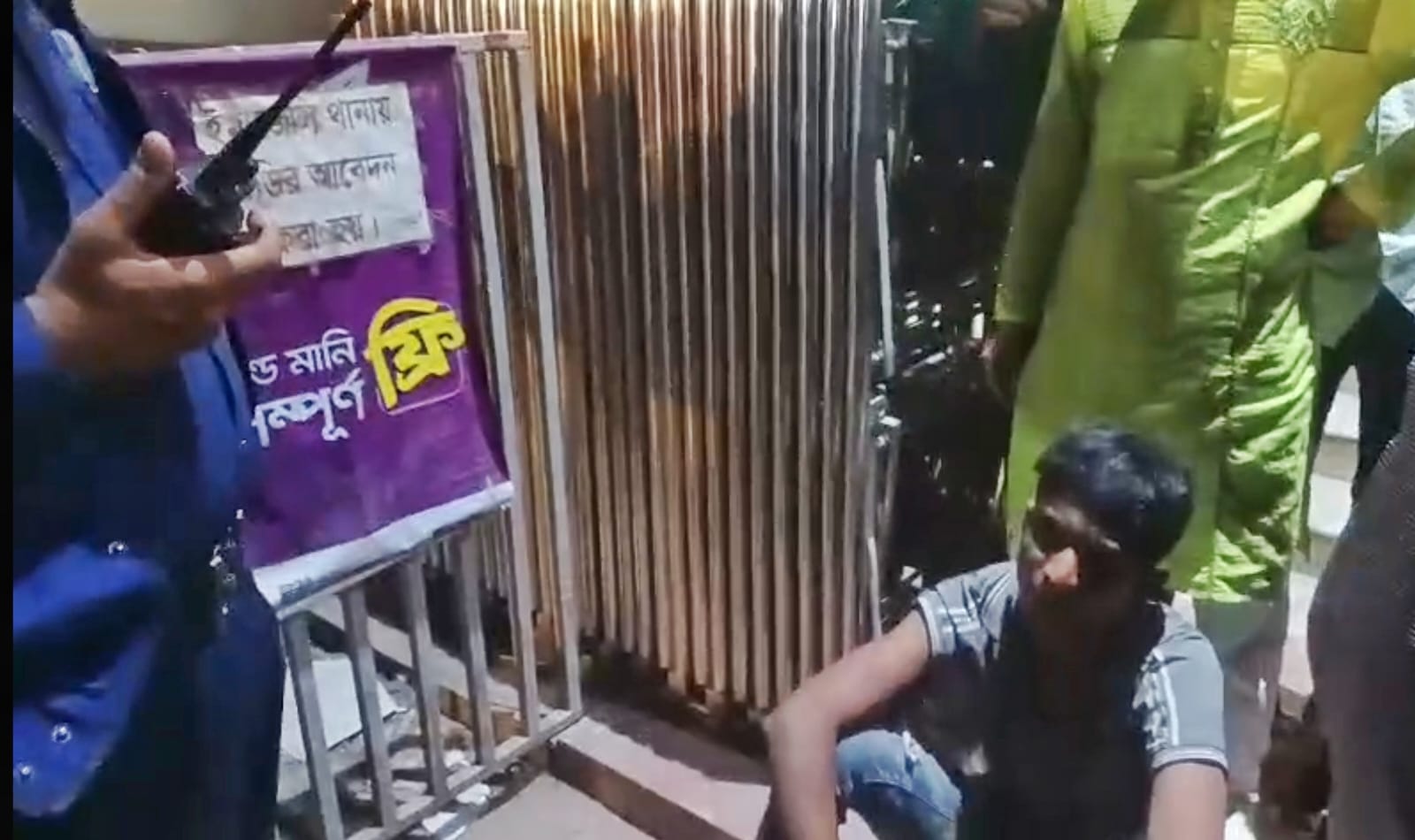 টানবাজারে ব্যবসায়ীর মাছ লুট, আসামি ধরে পুলিশে দিলেন জোসেফ