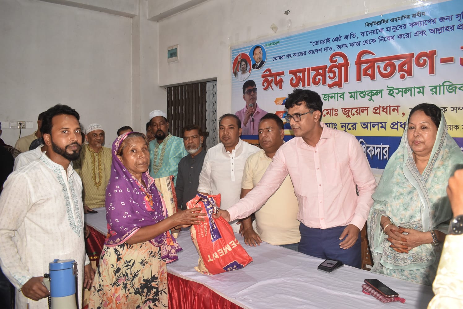 জলকুড়িতে ঈদ সামগ্রী বিতরণ করেন রাজিব