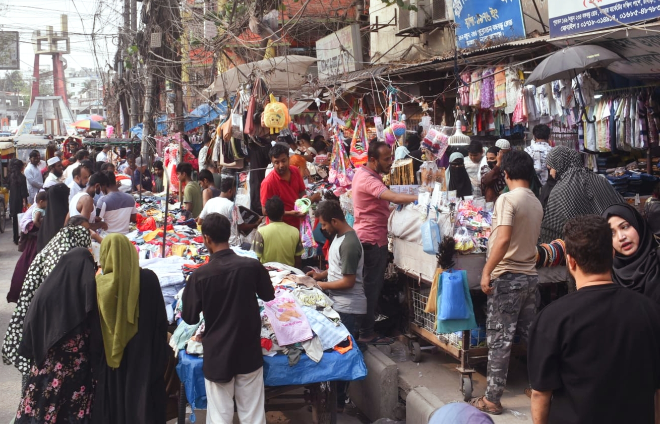 ফুটপাতে চাঁদার টাকা কার পকেটে যায় ?
