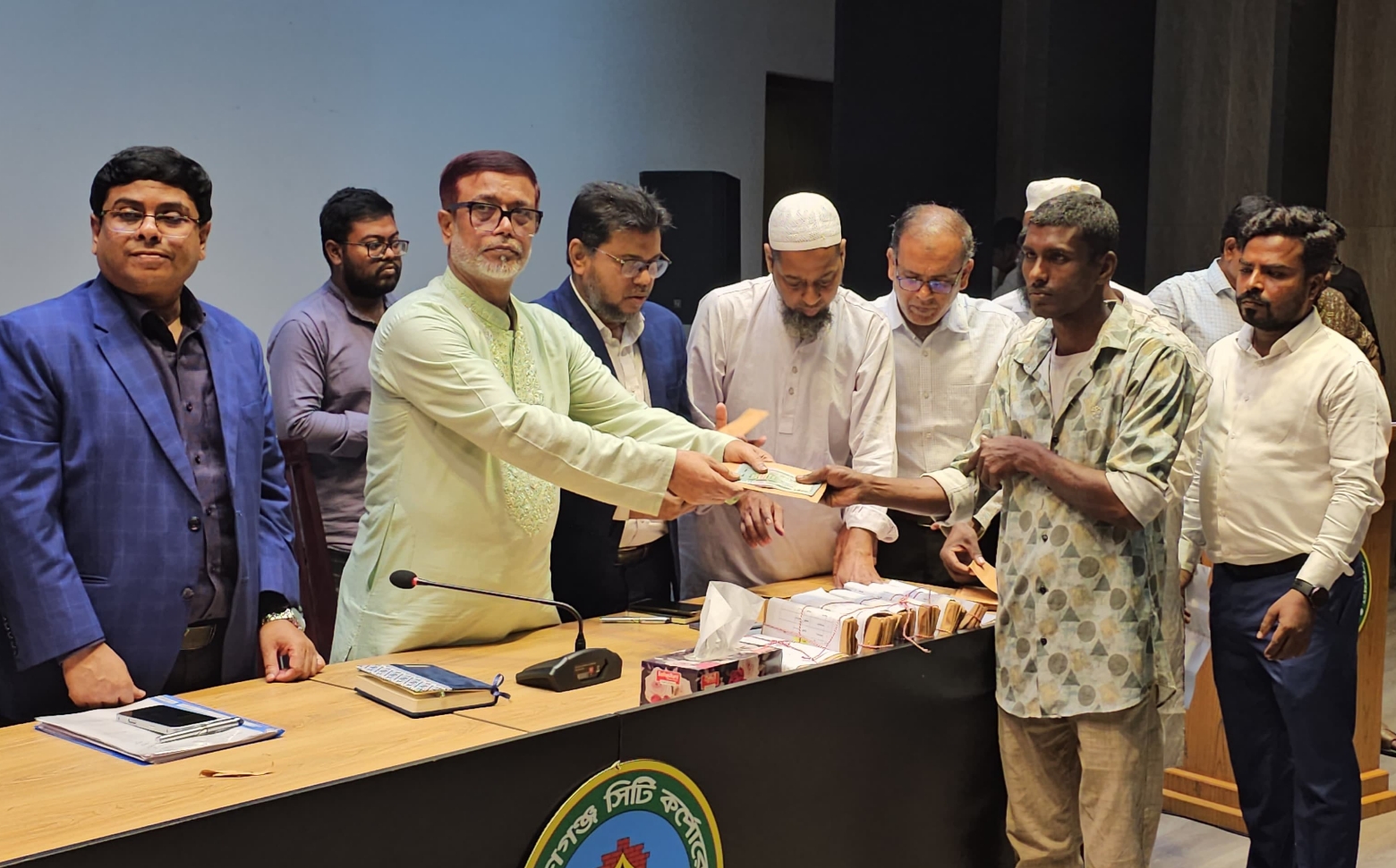 নাসিকের পরিচ্ছন্নতা কর্মীদের মাঝে প্রধানমন্ত্রীর ঈদ উপহার বিতরণ