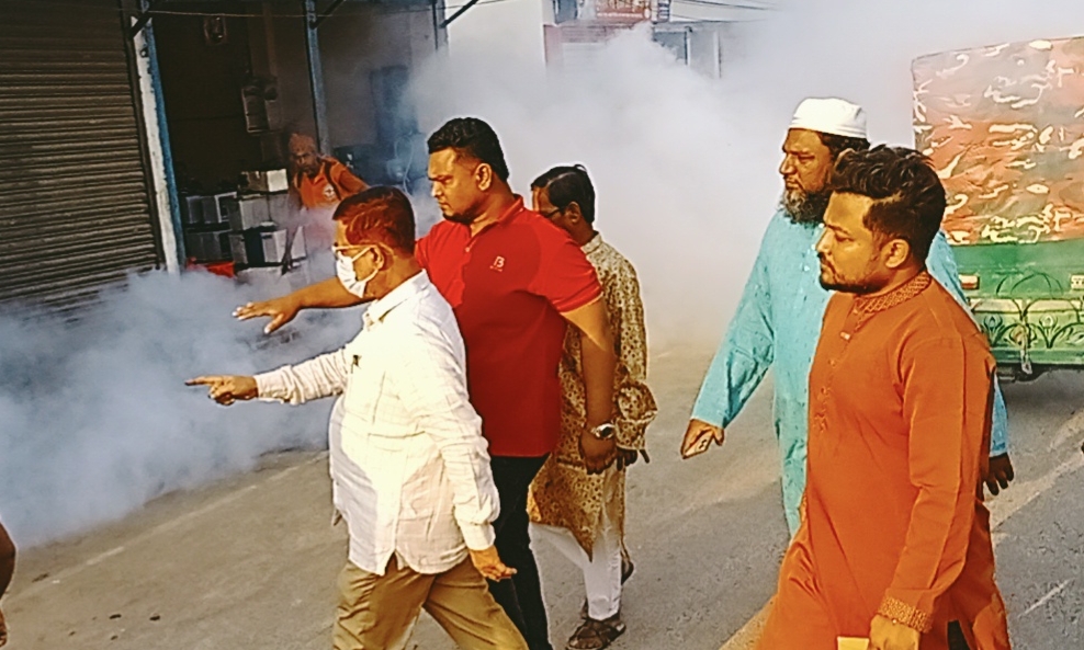 নবীগঞ্জের প্রতিটি বাড়িতে বাড়িতে গিয়ে মশার ঔষধ ছিটালেন প্রশাসক সাখাওয়াত