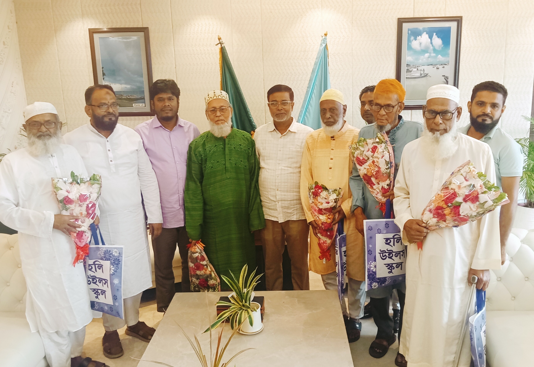 না:গঞ্জে হলি উইলস স্কুলের উদ্যোগে মুক্তিযোদ্ধাদের সম্মাননা