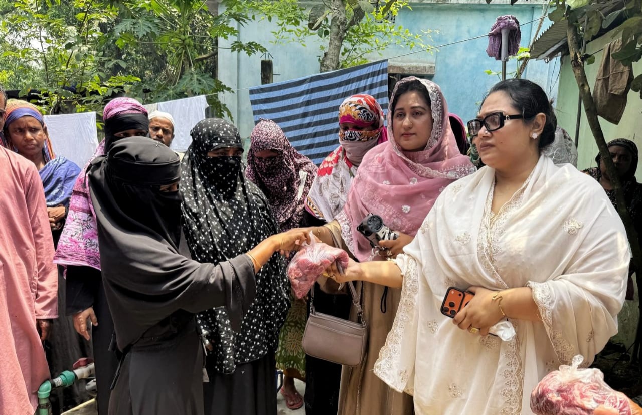 আড়াইহাজারের হাইজাদিতে মাহফুজা আক্তার রিতার উদ্যোগে গরুর গোশত বিতরণ