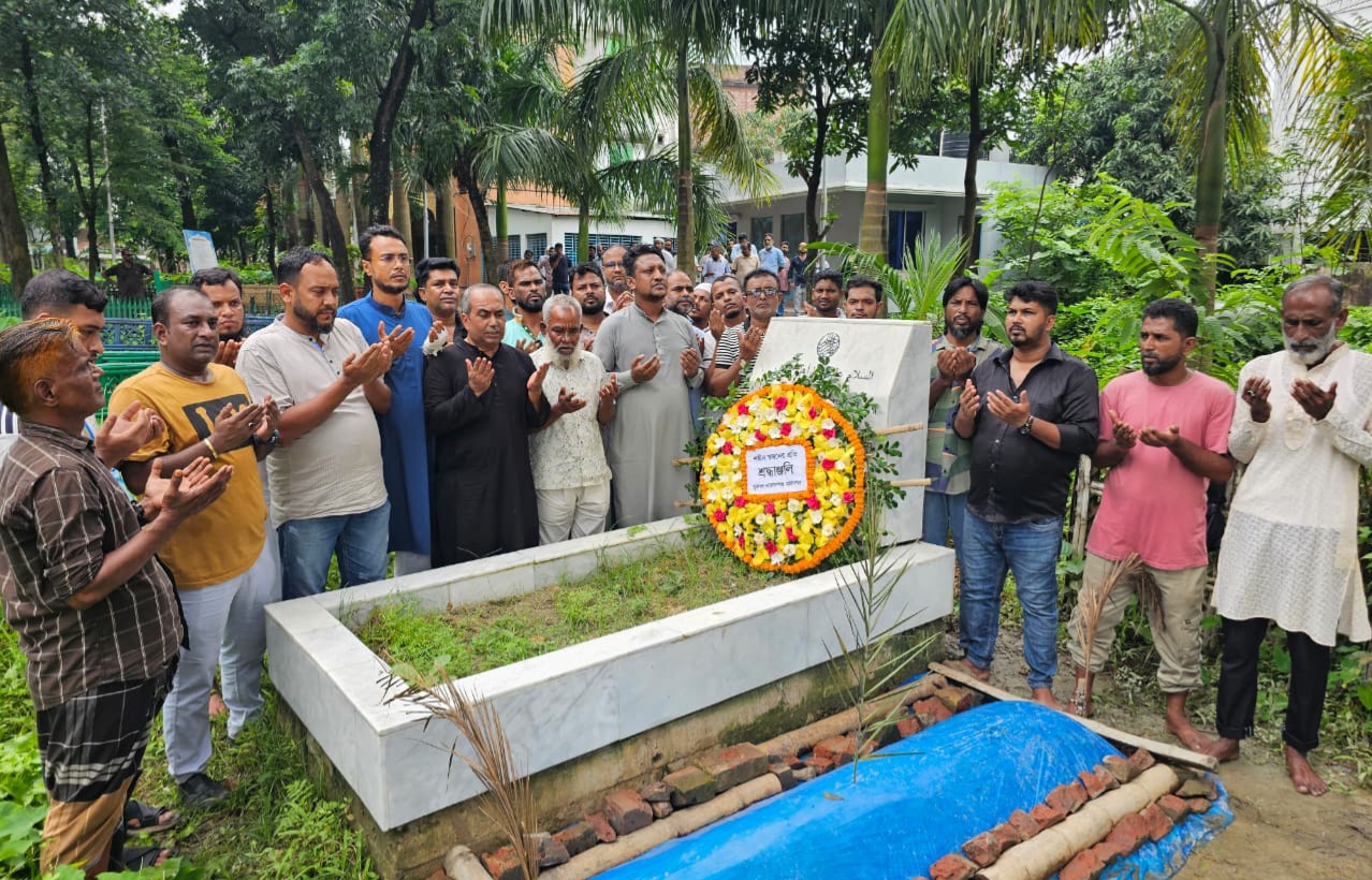 ‎জুলাই গণঅভ্যুত্থানে শহীদ স্বজনের কবরে মহানগর যুবদলের শ্রদ্ধা নিবেদন
